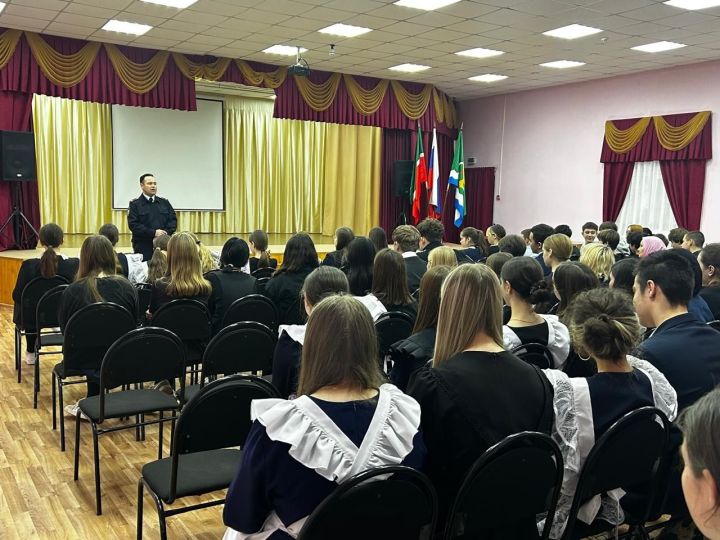 Полицейский провел урок правовой грамотности для мамадышских школьников