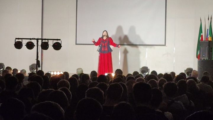 «Созвездие-Йолдызлык» подарило мамадышским студентам праздничный концерт