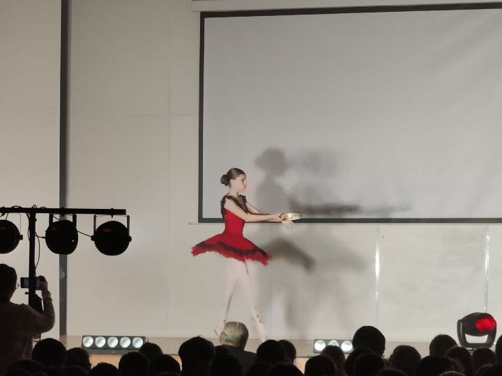 «Созвездие-Йолдызлык» подарило мамадышским студентам праздничный концерт