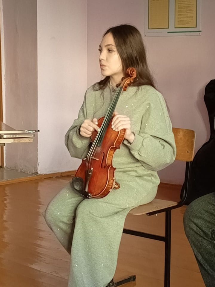 В Среднекирменской школе прошел мастер-класс по игре на гитаре и скрипке