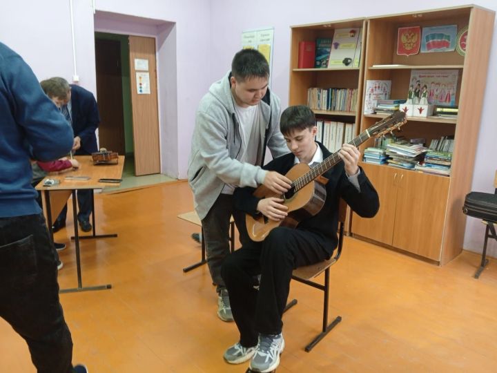 В Среднекирменской школе прошел мастер-класс по игре на гитаре и скрипке