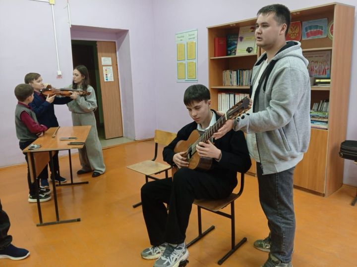 В Среднекирменской школе прошел мастер-класс по игре на гитаре и скрипке