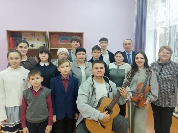 В Среднекирменской школе прошел мастер-класс по игре на гитаре и скрипке
