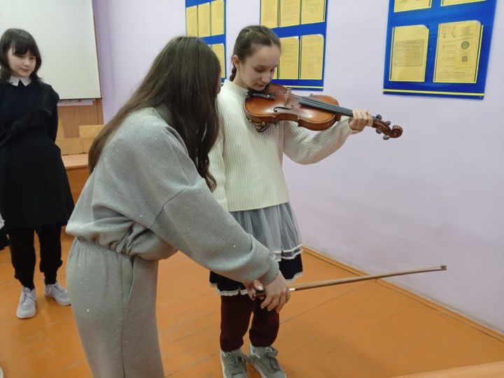 В Среднекирменской школе прошел мастер-класс по игре на гитаре и скрипке