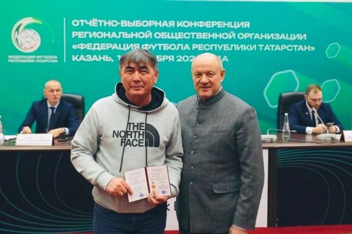 В свой день рождения тренер Кодир Мамонов у футбольного поля