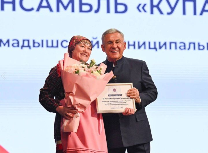 Мамадышский ансамбль «Купанча» получил награду из рук Раиса Татарстана