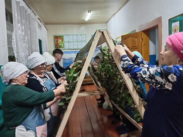 В селе Ахманово научились вязать маскировочные сети