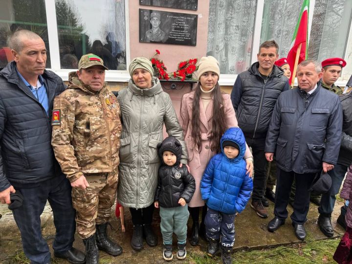 В Куюк-Ерыксинской школе открыли мемориальную доску герою-земляку