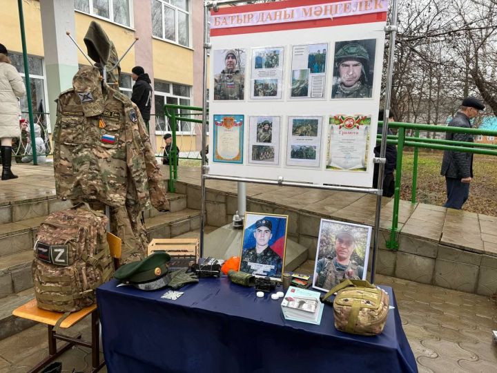 В Куюк-Ерыксинской школе открыли мемориальную доску герою-земляку