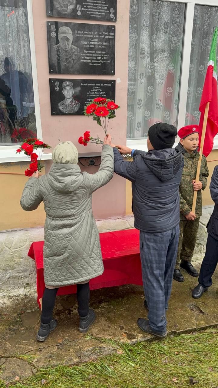 В Куюк-Ерыксинской школе открыли мемориальную доску герою-земляку