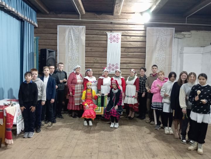 В Юкачинском ДК провели фольклорное путешествие «Фольклор — жемчужина народа»