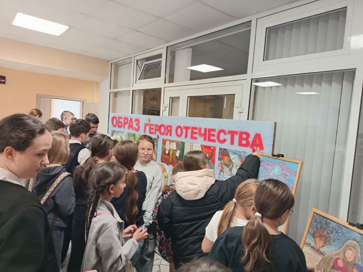 В Мамадыше открылась выставка детских работ «Образ защитника Отечества»