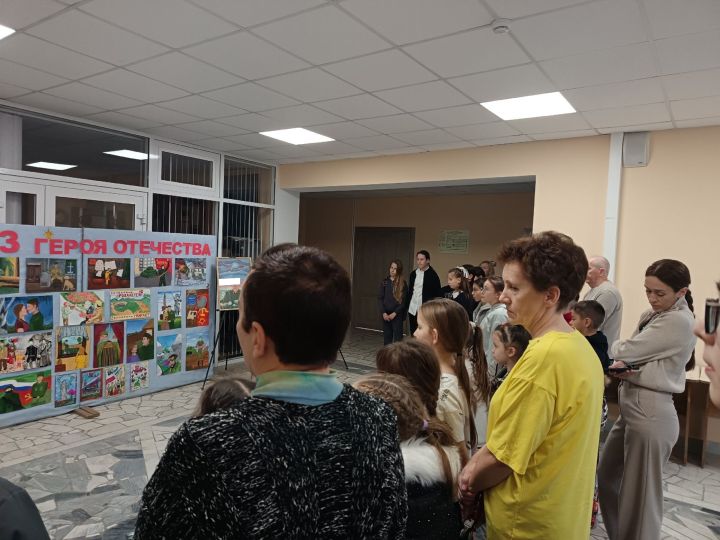 В Мамадыше открылась выставка детских работ «Образ защитника Отечества»