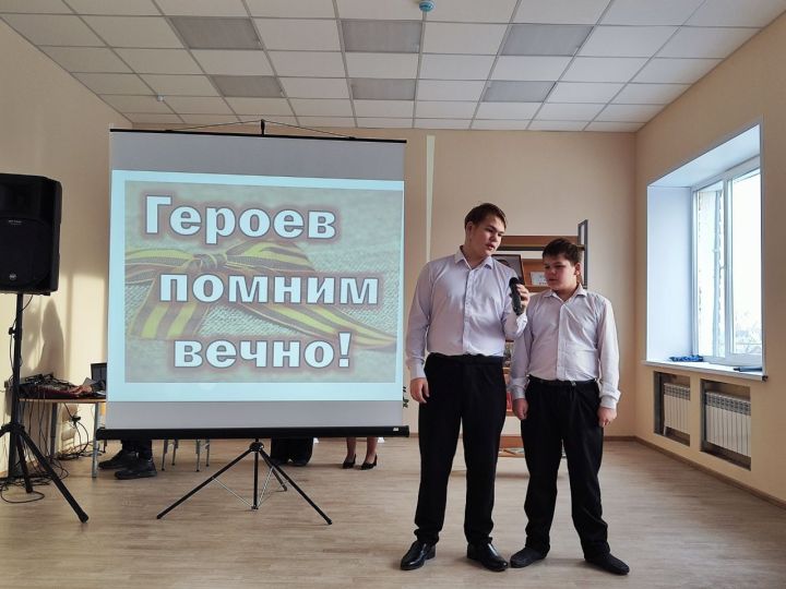 Волонтёры Мамадыша устроили живую выставку помощи фронту для школьников