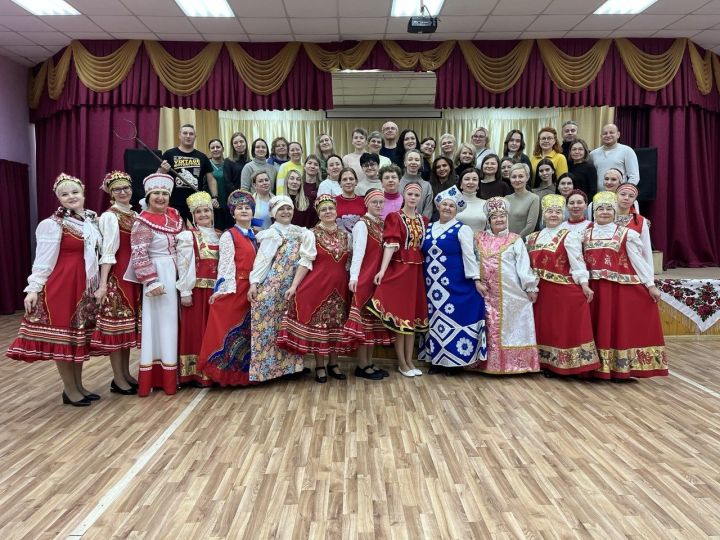 «Сударушка» дарит тепло: ансамбль растопил сердца московских гостей