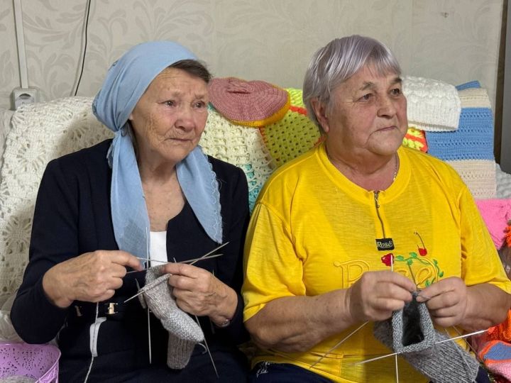 Две подруги - одно дело: тепло для наших бойцов