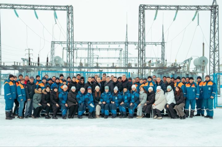 Люди, которые включают свет