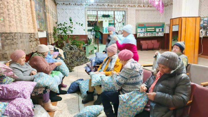 От жителей села Средние Кирмени передана партия теплых вещей для участников СВО