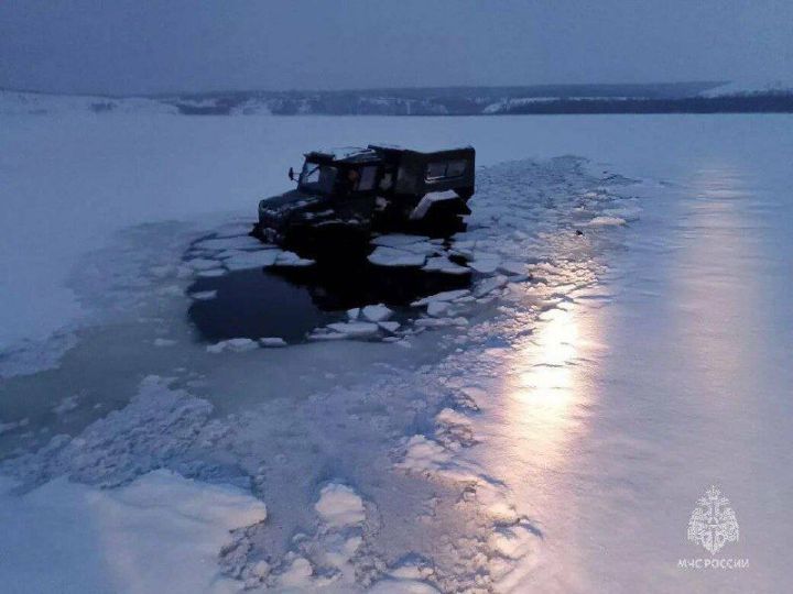 Двое рыбаков провалились под лёд на Каме в Мамадышском районе