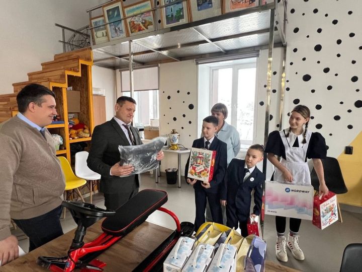 Мечты сбываются: В гости пришли три Деда Мороза