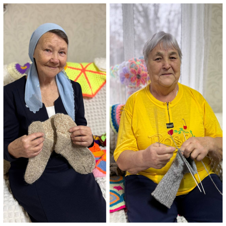 Волонтёры из «Пятилетки» вяжут носки для участников СВО