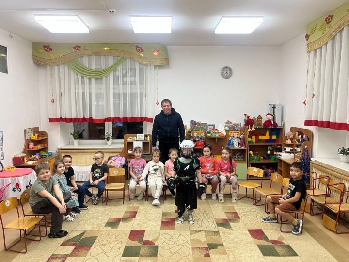 Тренеры «Олимпа» провели мастер-класс по хоккею для детсадовцев