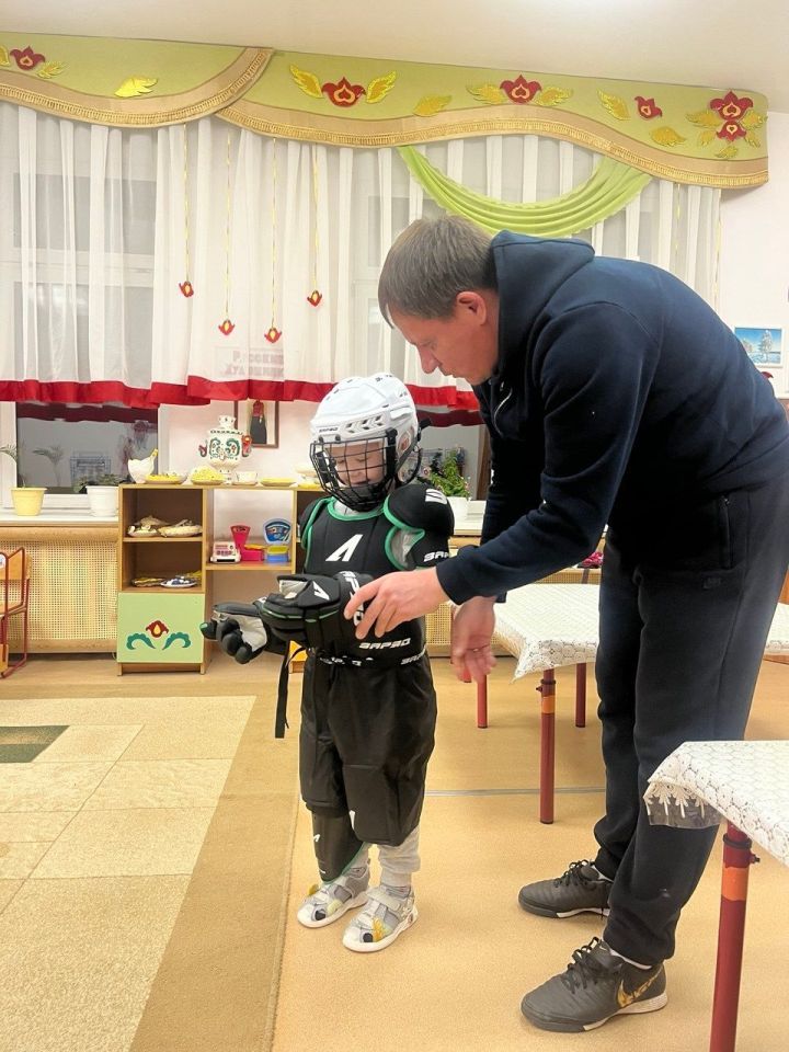 Тренеры «Олимпа» провели мастер-класс по хоккею для детсадовцев