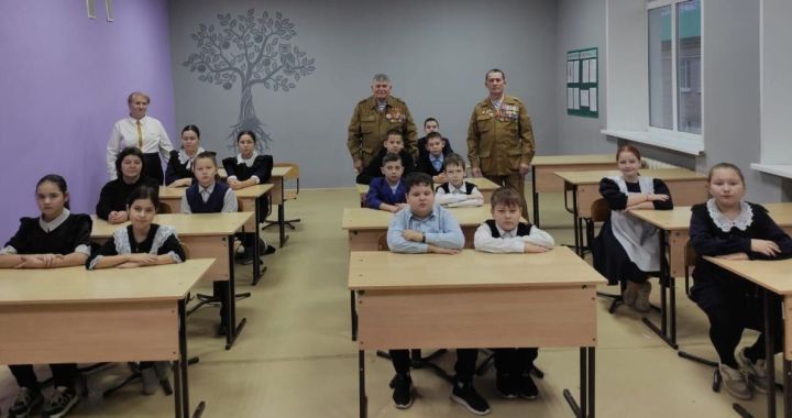 В Олуязском лицее прошёл урок мужества ко Дню Героев Отечества