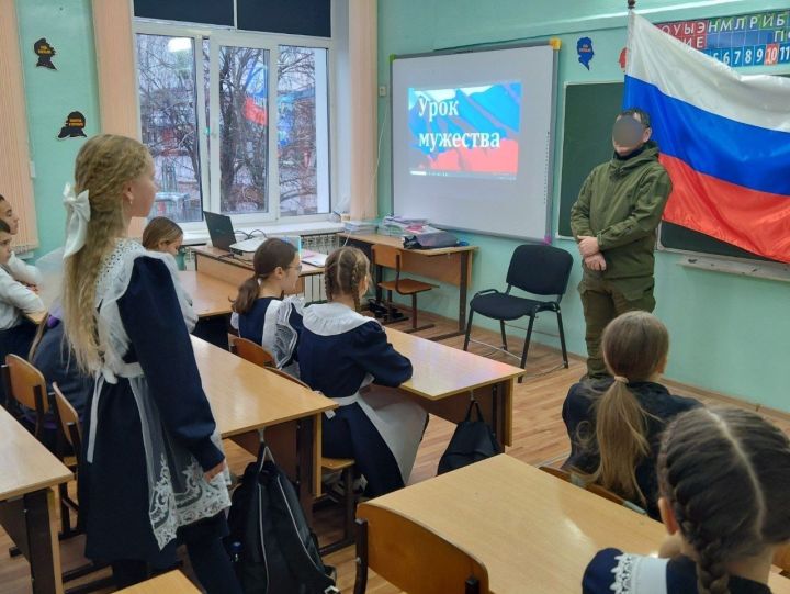 В мамадышской школе прошел урок мужества с участником СВО
