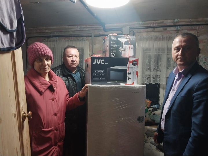 Холодильник в подарок: Рустем Усманов оказал помощь семье мамадышского инвалида