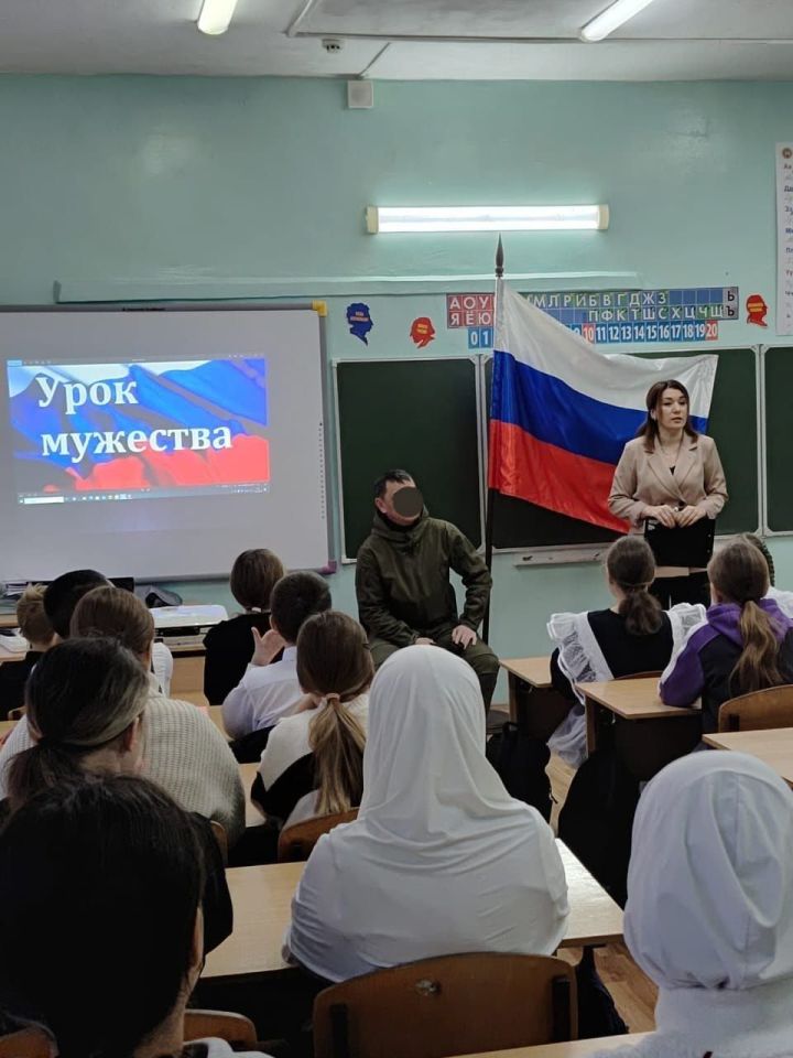 В мамадышской школе прошел урок мужества с участником СВО