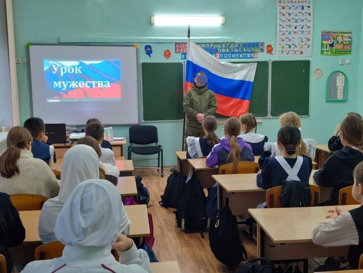 В мамадышской школе прошел урок мужества с участником СВО