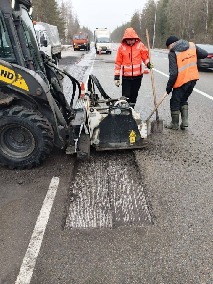 На федеральных автодорогах Татарстана устраняют дефекты дорожного полотна