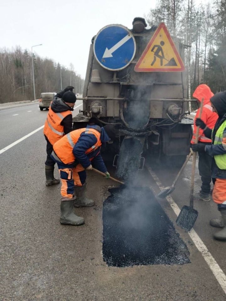 На федеральных автодорогах Татарстана устраняют дефекты дорожного полотна