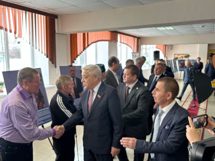 Фарид Мухаметшин дал старт выставке «Отец Героя» в Мамадышском районе