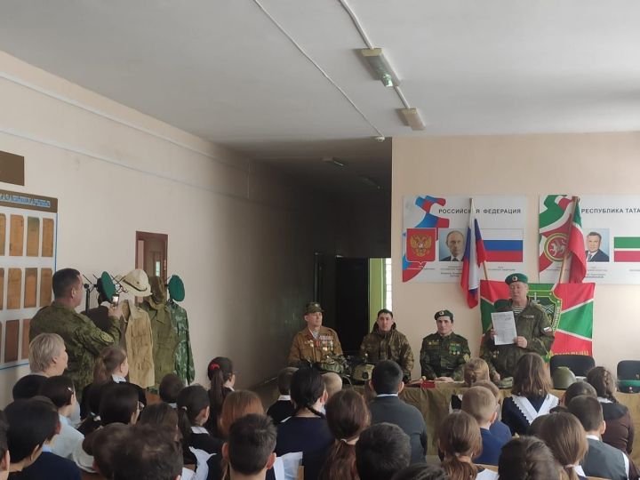 Учащиеся Олуязского лицея встретились с бойцом СВО