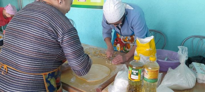 Женщины села Көек-Ерыкса приготовили чак-чак для бойцов СВО