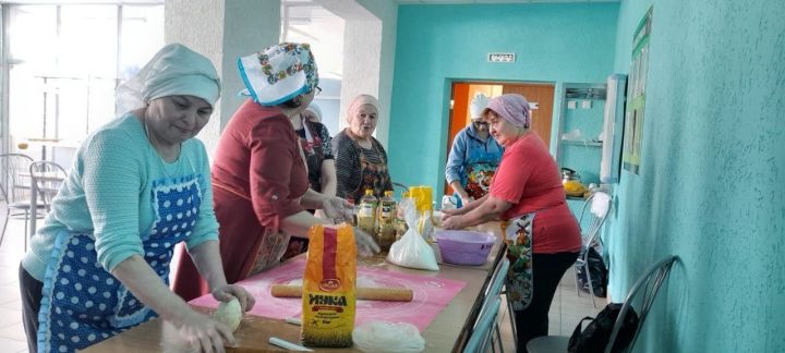 Женщины села Көек-Ерыкса приготовили чак-чак для бойцов СВО