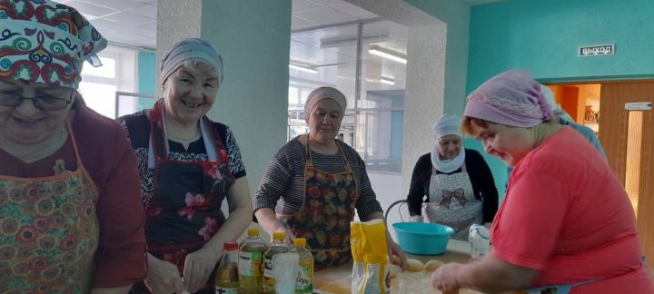 Женщины села Көек-Ерыкса приготовили чак-чак для бойцов СВО