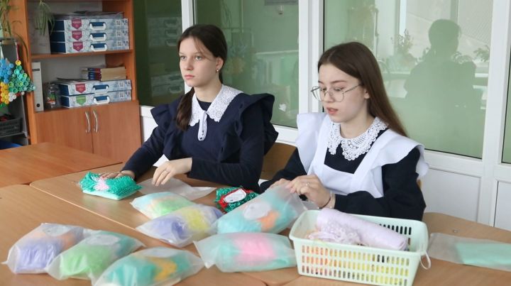 Школьники готовят банные наборы для отправки на СВО