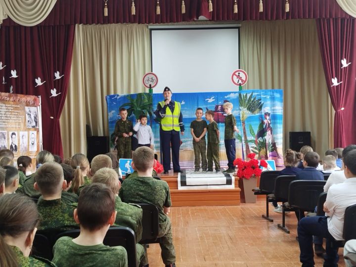 В Мамадыше школьникам в игровой форме объяснили ПДД