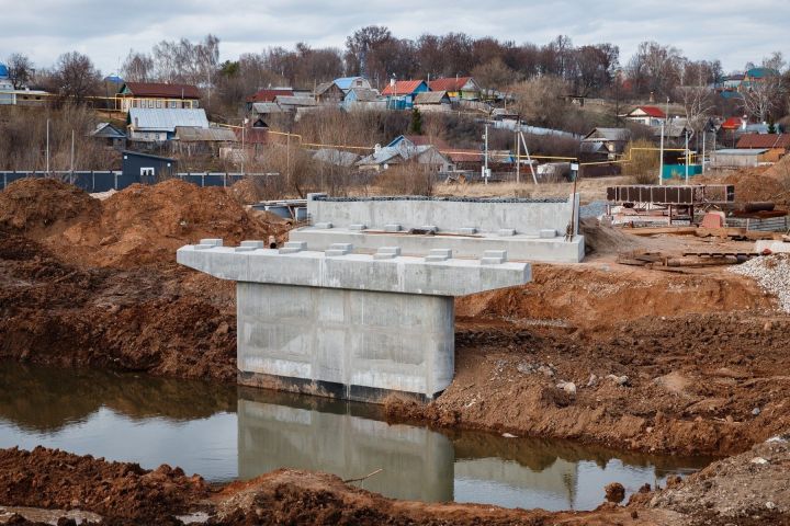 В Мамадыше продолжается строительство моста через реку Ошму
