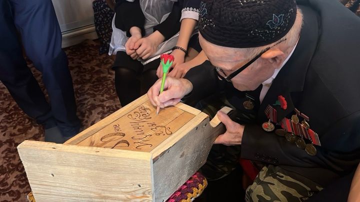 Школьники Мамадышского района совместно с ветераном ВОВ смастерили скворечник