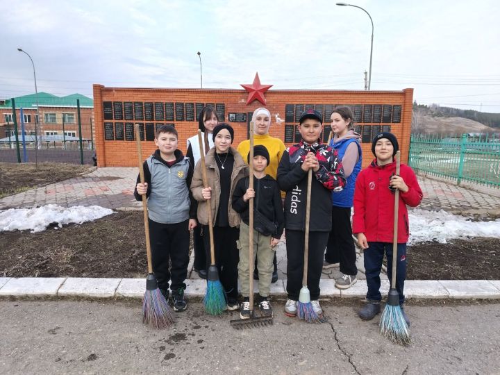 Учащиеся Таканышской школы организовали субботник по уборке территории памятника