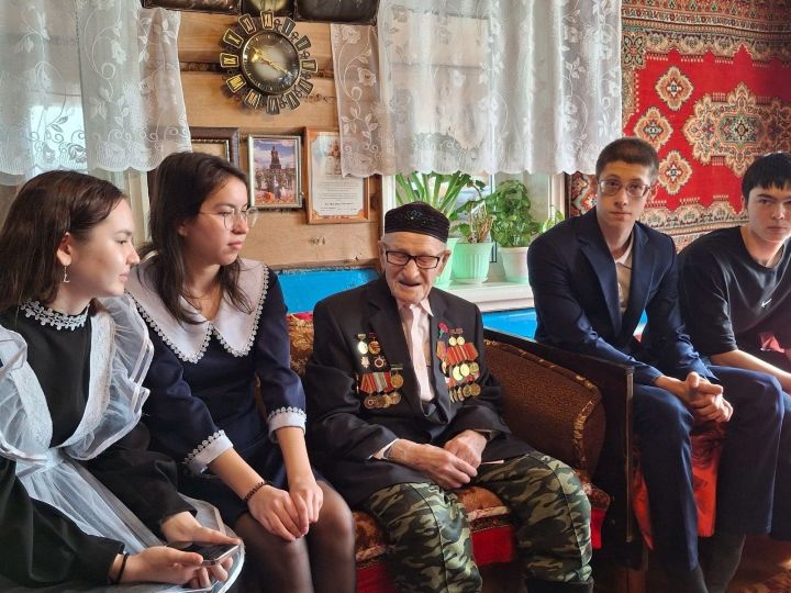 Школьники Мамадышского района совместно с ветераном ВОВ смастерили скворечник