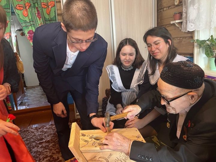 Школьники Мамадышского района совместно с ветераном ВОВ смастерили скворечник