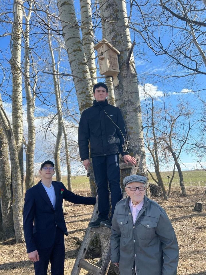 Школьники Мамадышского района совместно с ветераном ВОВ смастерили скворечник