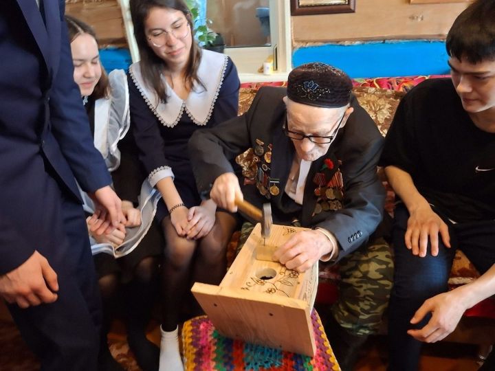 Школьники Мамадышского района совместно с ветераном ВОВ смастерили скворечник