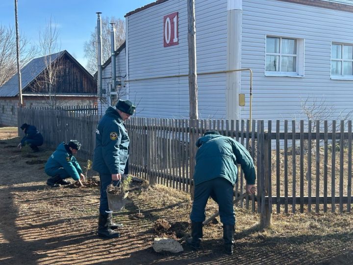 Огнеборцы села Соколка вышли на субботник: чистота и порядок – дело каждого