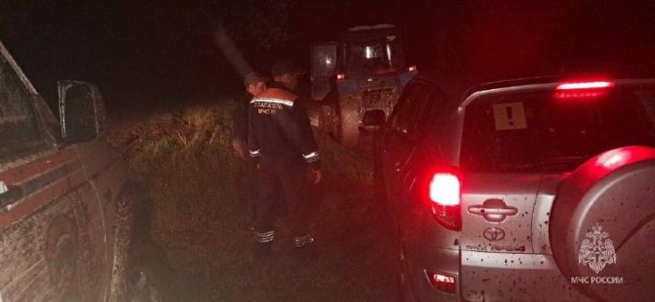 Автомобиль увяз в грязи после ливня в Мамадышском районе